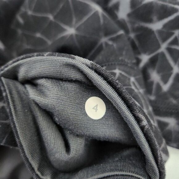 Lululemon Wunder Under Crop Hi-Rise in the Crackled Ice Black/White print size 4 - Picture 9 of 11